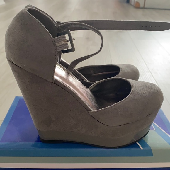 platform shoes in grey fake suede - Picture 1 of 4